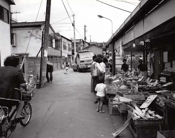 表参道の裏通り（1983-84年撮影）「東京慕情」（1999年刊）より／（提供写真）