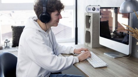 公務員はユーチューバーになれない? 副業・兼業禁止は時代遅れ