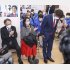 玉城デニー沖縄県知事（左）の猛支援も及ばず（落選が決まり、頭を下げる岸本洋平氏、23日）／（Ｃ）共同通信社