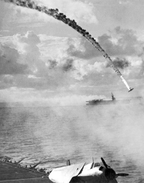 サイパンの戦いで対空放火の直撃を浴び、墜落する日本軍機（Ｃ）Underwood Archive／Universal Images Group／共同通信イメージズ