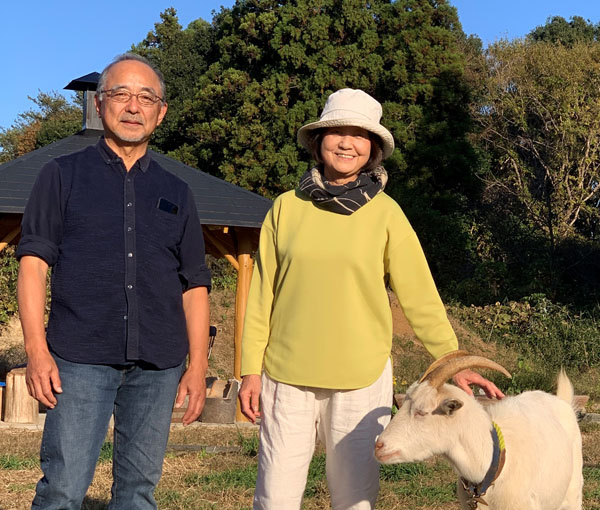 リビングイメージの渡辺誠一郎さん。妻の祐子さんとヤギのチヨちゃんと（撮影）滝田誠一郎
