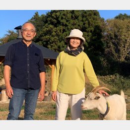 リビングイメージの渡辺誠一郎さん。妻の祐子さんとヤギのチヨちゃんと（撮影）滝田誠一郎