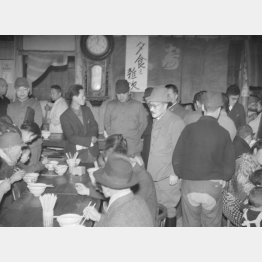 大衆食堂を視察する東條英機＝1944（昭和19）年4月1日（Ｃ）共同通信社