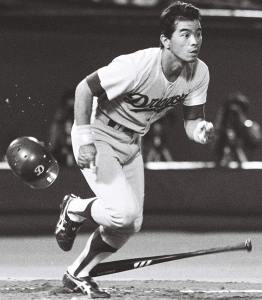 1988年8月、代打で三塁打を放つ筆者（Ｃ）共同通信社