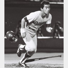 1988年8月、代打で三塁打を放つ筆者（Ｃ）共同通信社