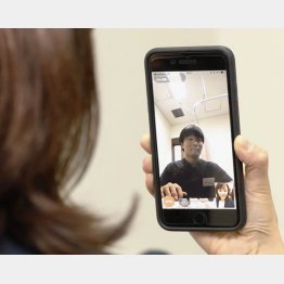 診察はオンラインのみで医療逼迫防止対策にも（Ｃ）共同通信社