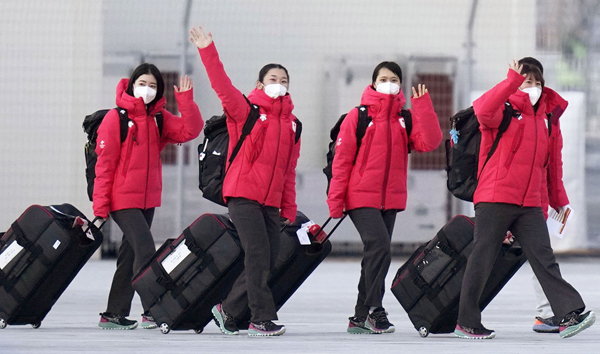 27日に北京の選手村に入村した日本選手団（Ｃ）共同通信社
