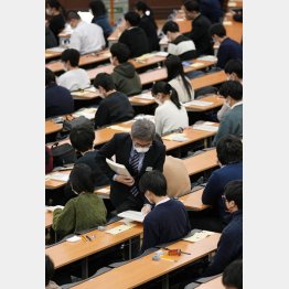 この様な会場で袖口に携帯を隠し…（写真は、15日の大学入学共通テスト＝東京・東大）／（Ｃ）共同通信社
