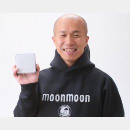 新商品「トトノエライト」を手にする、ムーンムーン代表、睡眠改善インストラクターの竹田浩一さん（提供写真）