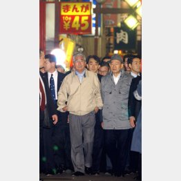 都知事時代に歌舞伎町を視察（2003年）／（Ｃ）共同通信社