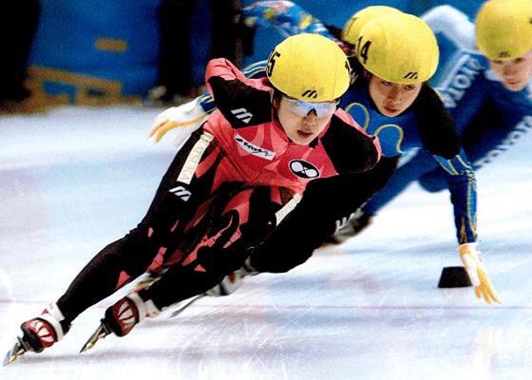 第29回全日本ショートトラック・スピードスケート選手権大会（2005年12月）先頭が勅使川原さん（提供写真）