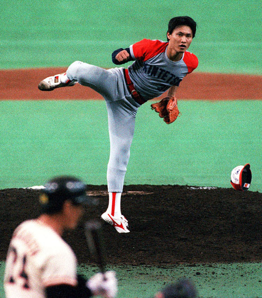 1989年日本シリーズ第3戦で好投する近鉄・加藤（Ｃ）共同通信社
