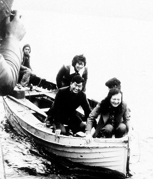 船でネス湖を捜索する若き日の石原慎太郎氏（写真左）と康芳夫氏（先頭）／（提供写真）