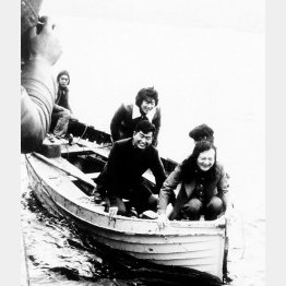 船でネス湖を捜索する若き日の石原慎太郎氏（写真左）と康芳夫氏（先頭）／（提供写真）