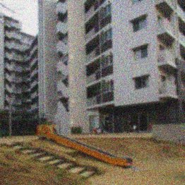 管理員室の真実…壁やカーテン、襖の類は埃だらけでまるで煮しめた昆布色だった