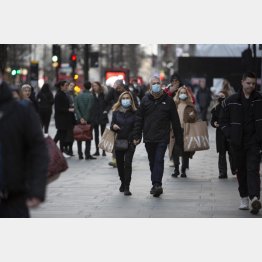欧米諸国は感染爆発峠越えと…（英ロンドンの街中を歩く人たち）／（Ｃ）ゲッティ＝共同
