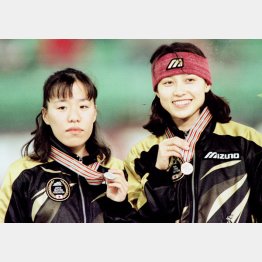 1996年世界距離別選手権500Ｍでの銀メダルの島崎と銅メダルの筆者（右）／（Ｃ）ロイター＝共同