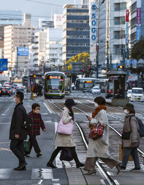 広島県の調査で重症化スピードが第5波の3倍と（広島市内を歩く人たち）／（Ｃ）共同通信社