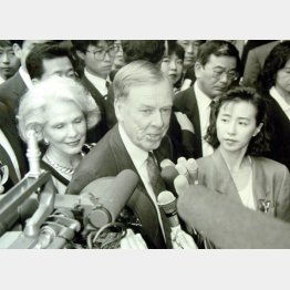 小糸製作所の株主総会に入るピケンズ夫妻（1990年）／（Ｃ）日刊ゲンダイ