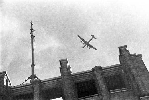 帝都上空を飛ぶ米軍のボーイングB-29爆撃機（Ｃ）共同通信社