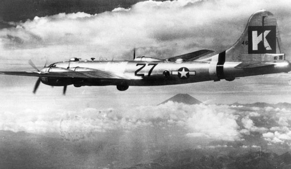日本に飛来した米軍のB29爆撃機（下は富士山）／（Ｃ）共同通信社