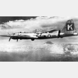 日本に飛来した米軍のB29爆撃機（下は富士山）／（Ｃ）共同通信社