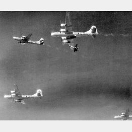 日本の上空で米軍爆撃機B29と戦う大日本帝国陸軍偵察機“キ46”（Ｃ）World History Archive／ニューズコム／共同通信イメージズ