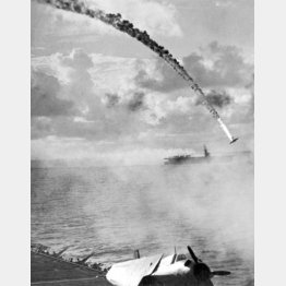 マリアナ諸島サイパンの戦いで米軍の対空砲火を浴び墜落していく日本の雷撃機（Ｃ）Underwood Archives／Universal Images Group／共同通信イメージズ
