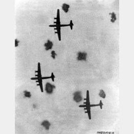 来襲した米軍のB29爆撃機に浴びせられた高射砲の弾幕（Ｃ）共同通信社