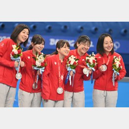 銀メダルを手に笑顔のLS（左から石崎、吉田夕、鈴木、吉田知、藤沢）／（Ｃ）共同通信社