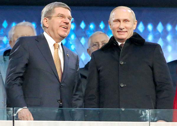 バッハ会長（左）は“プーチンのプードル”（2014年ソチ五輪で）／（Ｃ）共同通信社