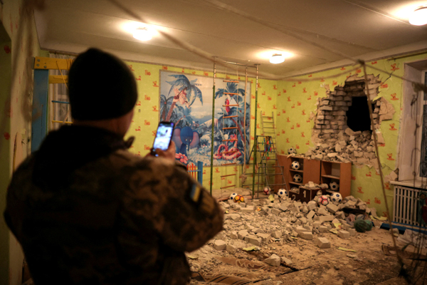 砲撃を受けたとされるウクライナの幼稚園（Ｃ）ロイター