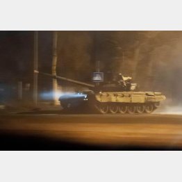 親ロ派が支配するウクライナ東部のドネツクで通りを走行する戦車（Ｃ）ロイター＝共同
