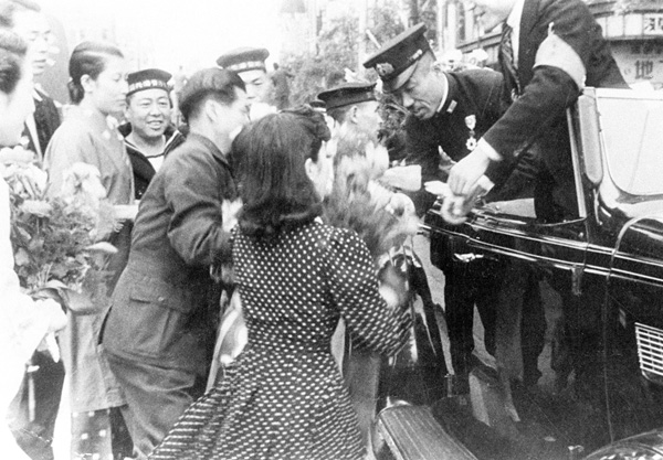 陸戦隊に花束を送る市民（1941年）／（Ｃ）共同通信社