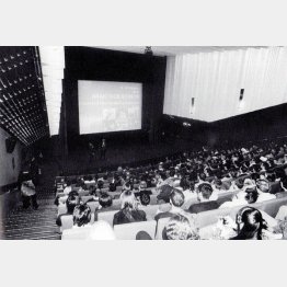バービカン・アート・センターの映画館で舞台挨拶（2005年撮影、「ロン・パリ日記」＝2006年刊より）／（提供写真）