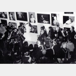 ロンドンのバービカン・アート・ギャラリーの個展が開幕した会場にて（2005年撮影、「ロン・パリ日記」＝2006年刊より）／（提供写真）