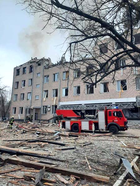 ウクライナの首都キエフ近郊で、損壊した軍事基地の建物（Ｃ）ロイター＝共同