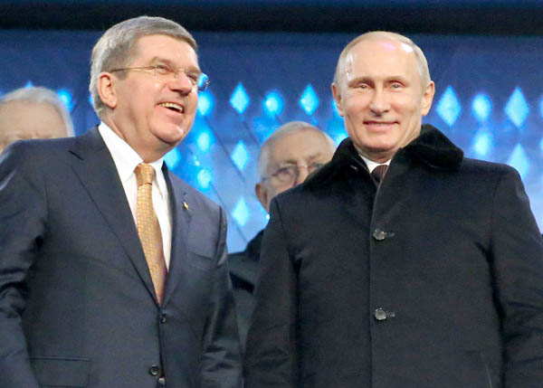 「プーチンのプードル」と揶揄されるIOCバッハ会長（左）／（Ｃ）共同通信社