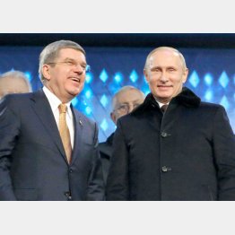 「プーチンのプードル」と揶揄されるIOCバッハ会長（左）／（Ｃ）共同通信社