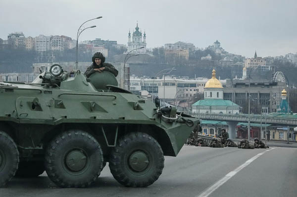 キエフ中心部を守備する国家親衛隊（Ｃ）ロイター
