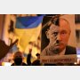 プーチンは21世紀のヒトラーだ！世界各地で抗議デモ、合成写真のプラカードも