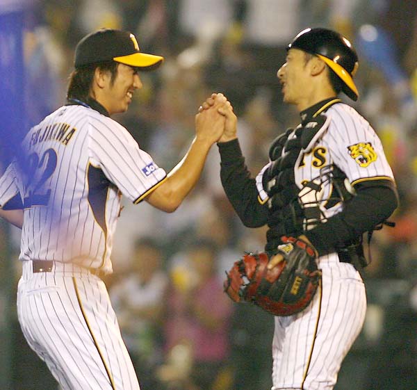 2008年9月、藤川（左）の100セーブをねぎらう矢野の後継者探しが始まっていた（Ｃ）日刊ゲンダイ