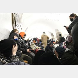 地下シェルターでキエフ市民が「密」の状態に（提供）田中龍作