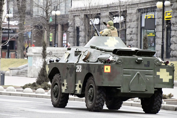 市街地を走るウクライナ軍の装甲車（提供）田中龍作