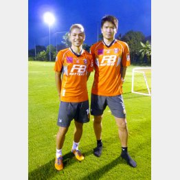 鹿島・岩政コーチ（右）はタイリーグでのプレー経験もある／（写真）元川悦子