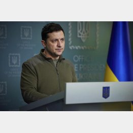 首都キエフにとどまり、SNSで発信するウクライナのゼレンスキー大統領（大統領府提供・ＡＰ＝共同）