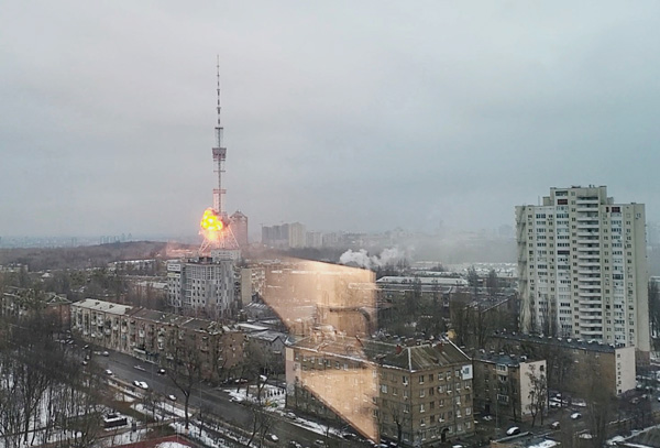 ロシア軍は、ウクライナ首都キエフではテレビ塔を攻撃、5人が死亡した（Ｃ）ロイター／YOUTUBE MEDPLUS