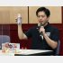 根拠ない「イソジン発言」で品切れ騒動（大阪の吉村洋文府知事）／（Ｃ）共同通信社