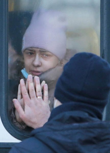 ウクライナの親ロ派支配地域「ドネツク人民共和国」からロシア側に避難する娘を見送る父親（Ｃ）ロイター＝共同