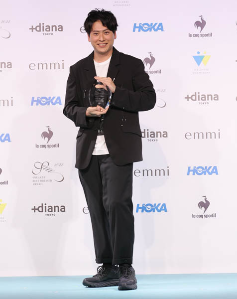 スニーカーベストドレッサー賞を受賞した三代目JSBの山下健二郎も「ホカオネオネ」を／（提供写真）